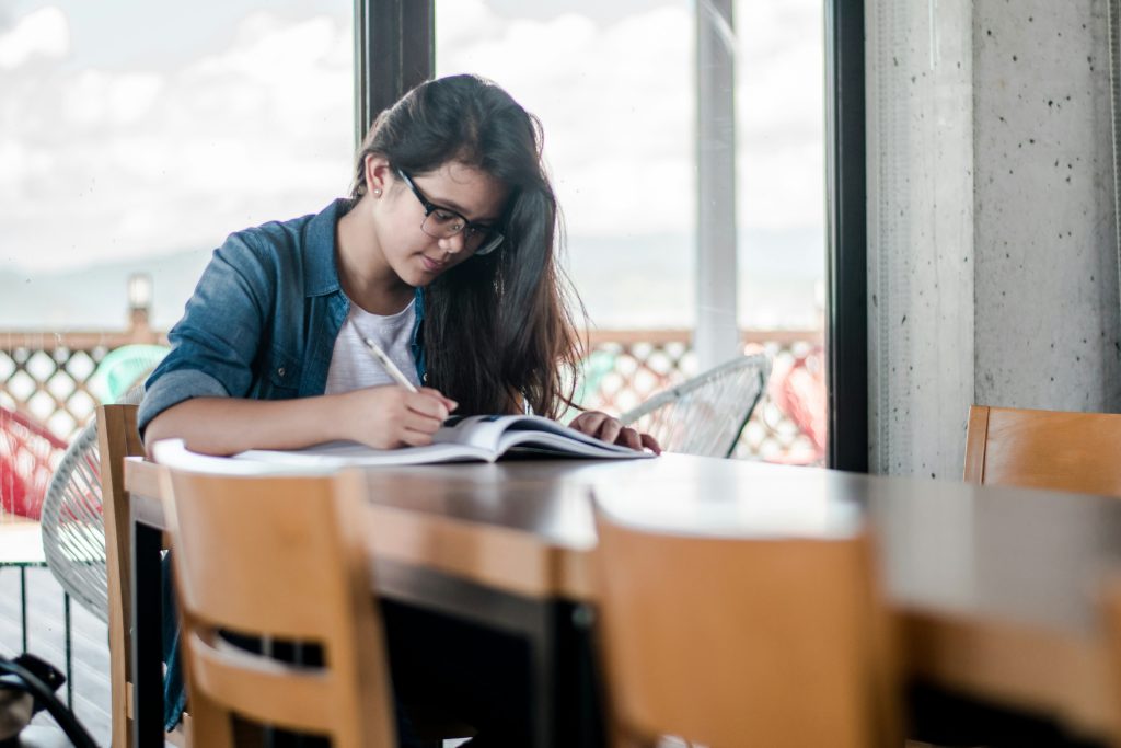 Saqué la plaza: historia y claves para opositoras que quieren llegar hasta el final 2 Opositora estudiando con método para sacar la plaza en unas oposiciones