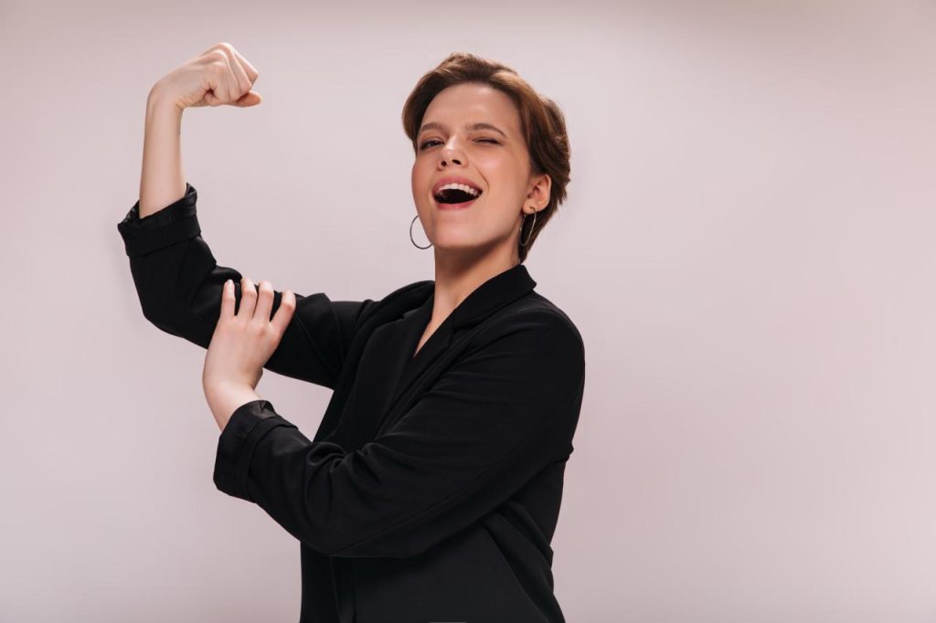 Mujer mostrando fuerza y confianza, representando el potencial de la opositora